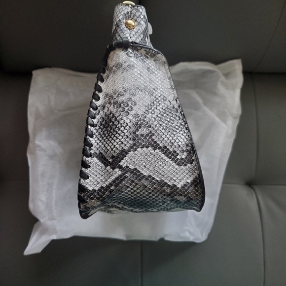 Snake embossed faux leather shell Crossbody Bag - Picture 3 of 8